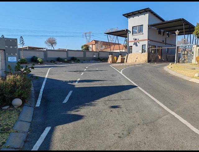2 BEDROOM HOUSE FOR SALE IN KOSMOSDAL